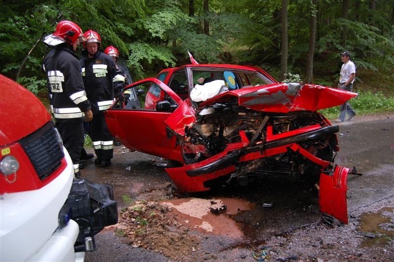 Dwie osoby ranne w czołowym zderzeniu na drodze z Kartuz do Kos