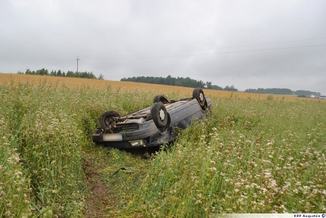 Dyżurny Komendy Powiatowej Policji w Augustowie został poinformowany o zdarzeniu drogowym zaistniałym w miejscowości Krasnoborki. Po przybyciu na miejsce policjanci wstępnie ustalili, że 19 - letni mieszkaniec gminy Sztabin jechał passatem w kierunku Sztabina.