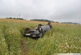 Wypadek w miejscowości Krasnoborki. Dachował passat [zdjęcia]