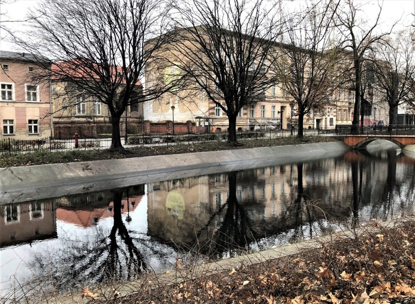 Wieje i pada. Zobacz jak wygląda Leszno w strugach deszczu