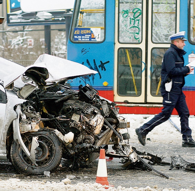 Wrocław. Peugeot uderzył w tramwaj. Jedna osoba ranna