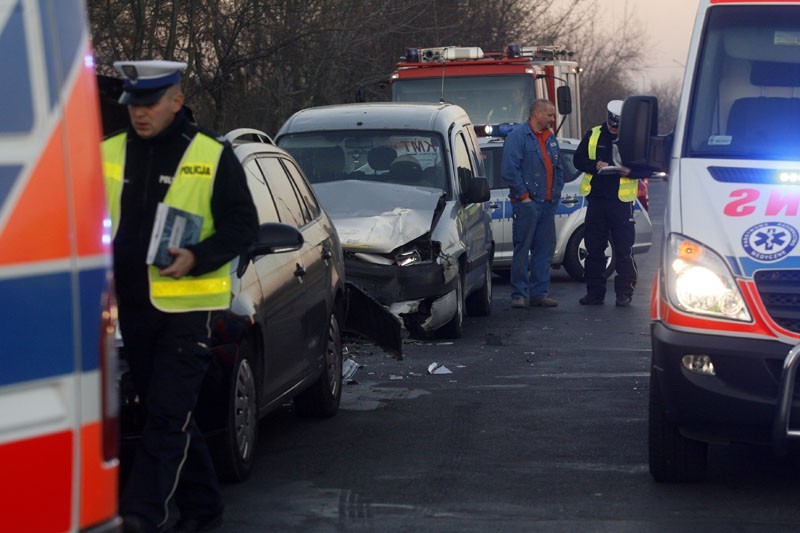 Wypadek czterech aut na ulicy Nowodworskiej w Legnicy (ZDJĘCIA)