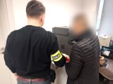 Wybił szybę w szkole, bo pokłócił się z dziewczyną. Policja zatrzymała wandala