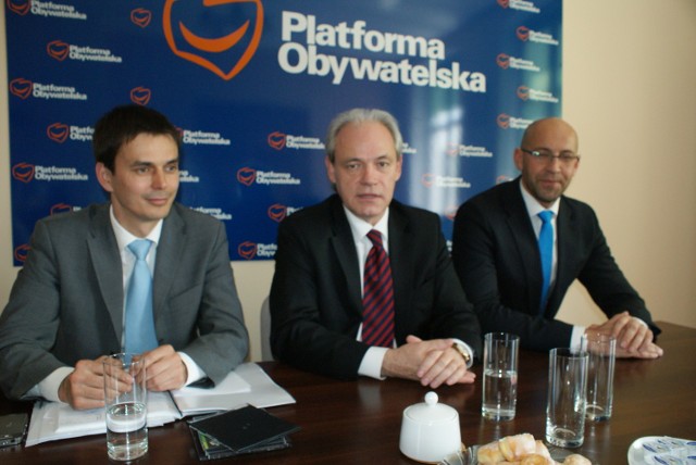 Mirosław Wieczór, z posłami Adamem Szejnfeldem i Jakubem Rutnickim, na konferencji ogłoszenia go kandydatem na senatora z ramienia PO
