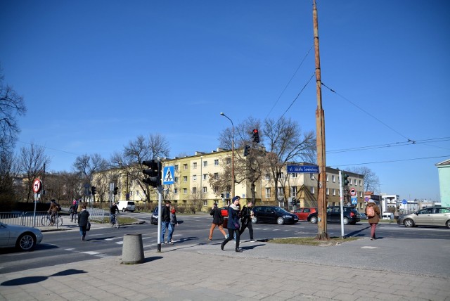 Poszerzenie, do czterech pasów ruchu, ulic Sowińskiego i Poniatowskiego zlikwiduje, zdaniem ratusza, "wąskie gardło" w przejeździe między Czechowem a LSM i Czubami
