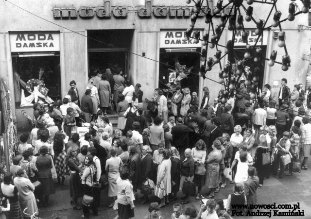 Lata 80. Do Mody Damskiej przy Szerokiej rzucili pończochy.

Zobacz także:
Niepublikowane zdjęcia Torunia z lat 70. Osiedla w budowie, drzewa przy ulicach
Uroki dzieciństwa w latach 90. Kto się odnajdzie na archiwalnych zdjęciach?