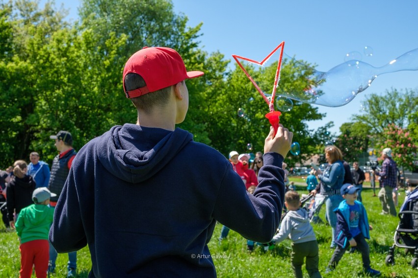 Mnóstwo radości i zabawy dla najmłodszych w Tarnowie. Festiwal baniek mydlanych obok Parku Strzeleckiego