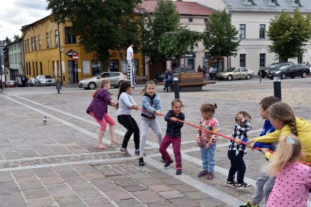 Warsztaty cyrkowe na Rynku w Olkuszu