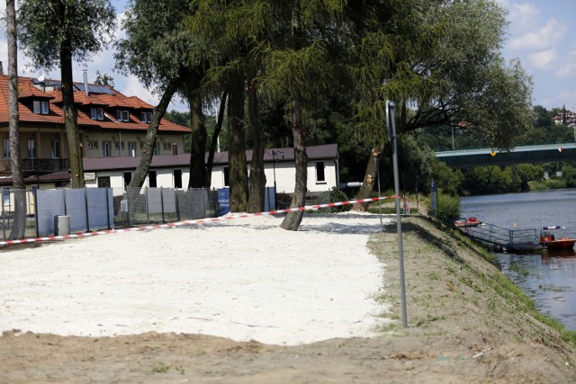 Na terenie klubu trwają ostatnie prace przed otwarciem plaży