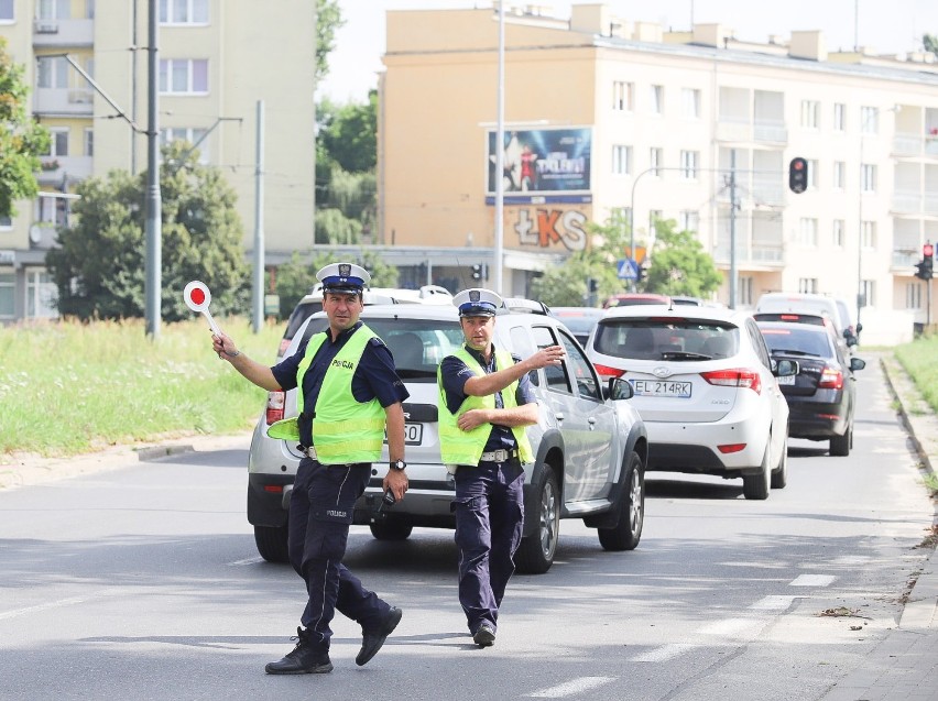 Łódź. Dron "polował" na piratów drogowych u zbiegu ul. Konstantynowskiej i al. Włókniarzy! Posypały się mandaty ZDJĘCIA