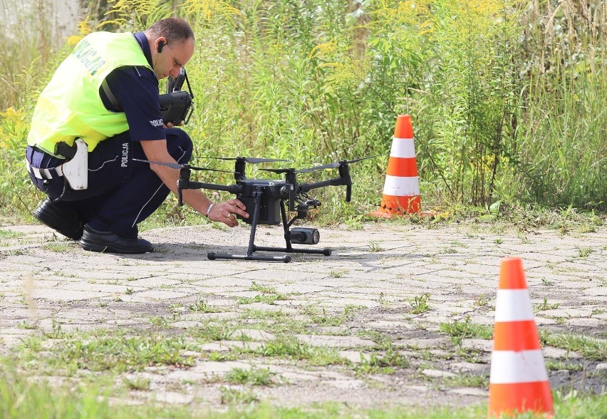 Łódź. Dron "polował" na piratów drogowych u zbiegu ul. Konstantynowskiej i al. Włókniarzy! Posypały się mandaty ZDJĘCIA