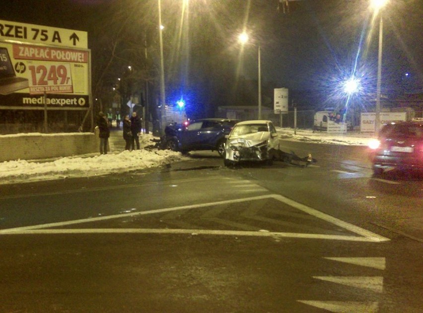 Wypadek na skrzyżowaniu ul. Okrężna - Stodólna we Włocławku. Zderzenie toyoty i mazdy [zdjęcia]