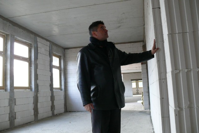 Wojciech Łągwa, szef  PCK w Bełchatowie, ogląda surowe i niewykończone  wnętrza budynku przy ul. Lipowej