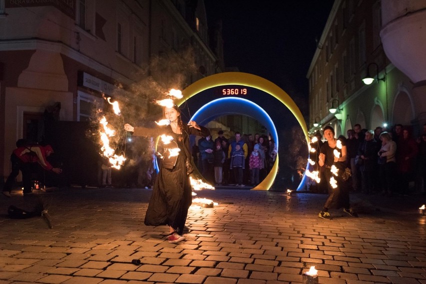 Fireshow. Taniec i ogień na Krakowskiej w Opolu