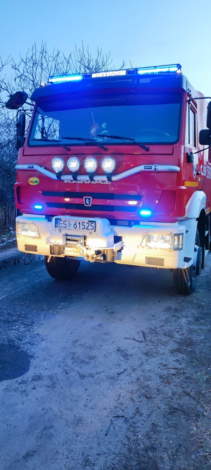 Pożar domu gaszono w Kliczkowie Małym w gminie Brzeźnio ZDJĘCIA