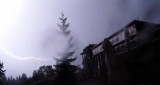 Wichury nad Małopolską: jedna osoba ranna, uszkodzone budynki, powalone drzewa [wideo]