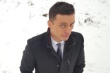 Piotr Witwicki pochodzący z Włocławka prowadzi program w telewizji Polsat News