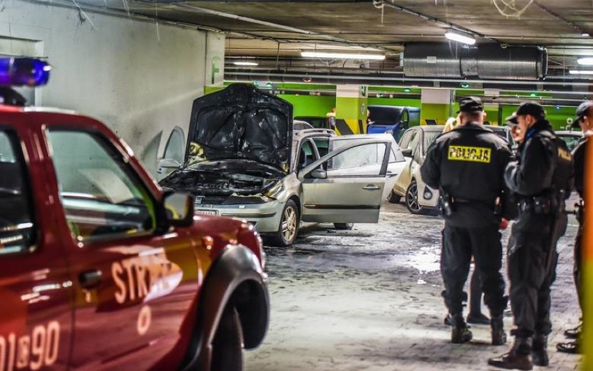Pożar samochodu w Focus Mall w Bydgoszczy [zdjęcia]