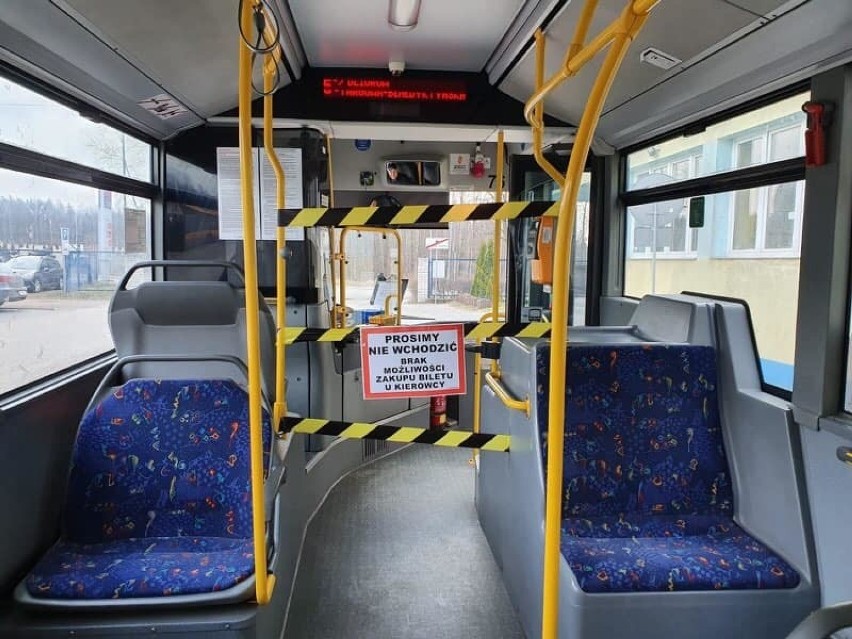 Koronawirus straszy w starachowickich autobusach. Wydzielono wewnątrz specjalne strefy bezpieczeństwa (ZDJĘCIA)
