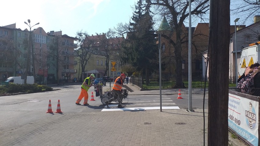 Malowanie pasów na ulicach Chełmnie potrwa do maja. Oby...