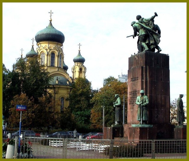 Pomnik Armii Czerwonej. Na drugim planie cerkiew. Fot. Marek Krauss