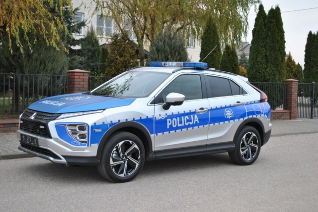 Komenda Powiatowa Policji w Gorlicach w ostatnich tygodniach 2021 roku wzbogaciła się o trzy nowe samochody służbowe
