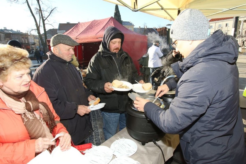 Częstowali karpiem i łazankami. Na kieleckim Rynku odbyła się wigilia dla osób ubogich i bezdomnych