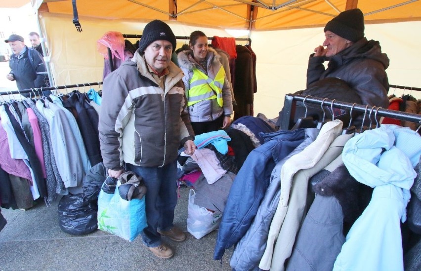 Częstowali karpiem i łazankami. Na kieleckim Rynku odbyła się wigilia dla osób ubogich i bezdomnych