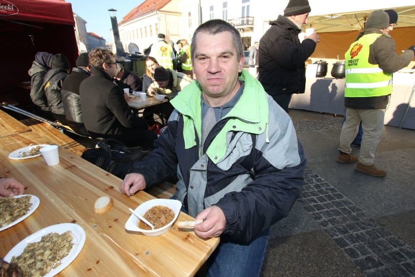 Częstowali karpiem i łazankami. Na kieleckim Rynku odbyła się wigilia dla osób ubogich i bezdomnych