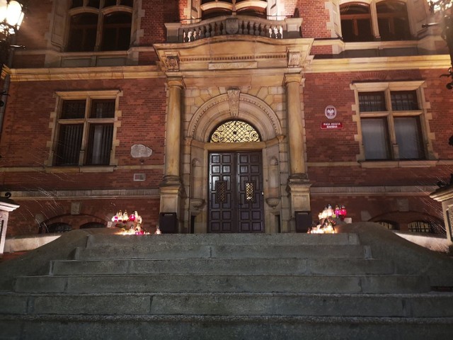 Gdańsk w żałobie po śmierci prezydenta Gdańska Pawła Adamowicza. Przed Urzędem Miejskim mieszkańcy i przyjezdni składają kwiaty i znicze