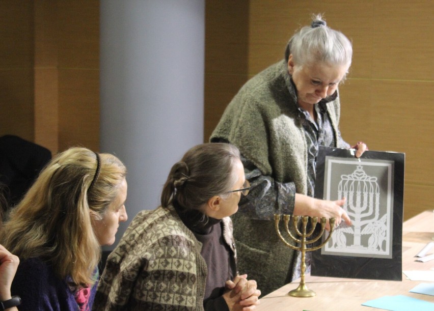 Trwają Dni Kultury Żydowskiej w Kutnie. Dziś W KDK wycinano tradycyjną menorę oraz śpiewano tradycyjne żydowskie pieśni