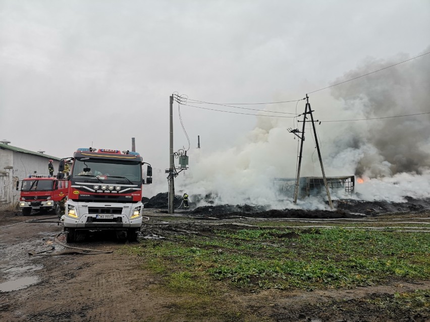 Strażacy nadal walczą z pożarem składowiska opon w Raciniewie Pod Chełmnem