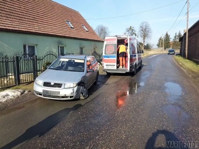 Dwa samochody wjechały w ogrodzenie posesji w Krzyżanowicach pod Olesnem