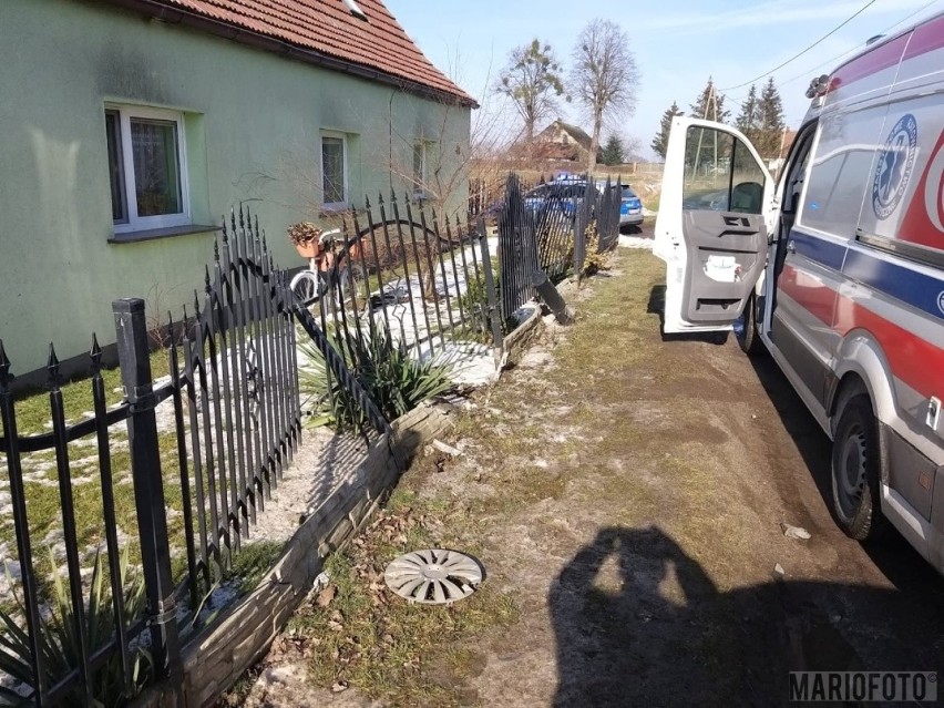 Dwa samochody wjechały w ogrodzenie posesji w Krzyżanowicach...
