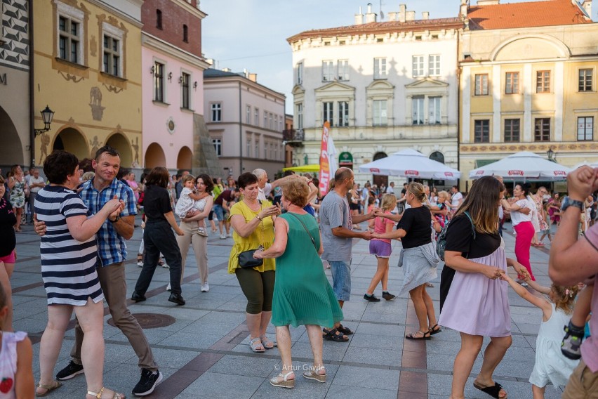 Tłumy na Rynku w Tarnowie na letniej potańcówce. Te imprezy przyciągają tarnowian i turystów. Dużo zdjeć