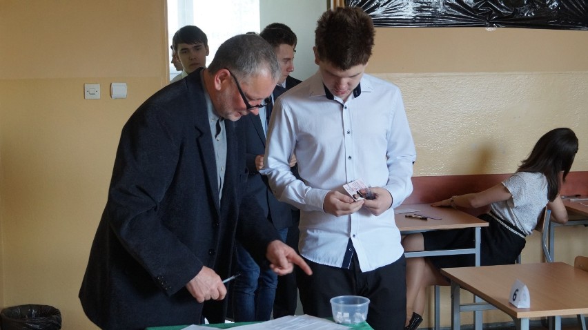 Egzamin w Jastrzębiu: gimnazjaliści piszą testy