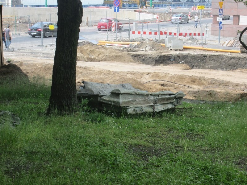 Poznań: Ludzkie kości w rozdartym worku na placu budowy [ZDJĘCIA]