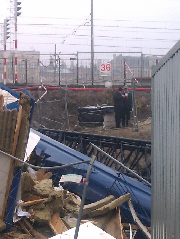 Wypadek na budowie dworca w Katowicach: Przewrócił się dźwig, jedna osoba ranna [WIDEO+ZDJĘCIA]
