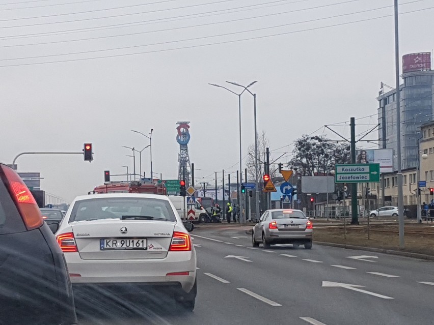 Katowice: Wypadek na DTŚ przy SCC [ZDJĘCIA]. Osobówka zderzyła się z busem. Są ranni.