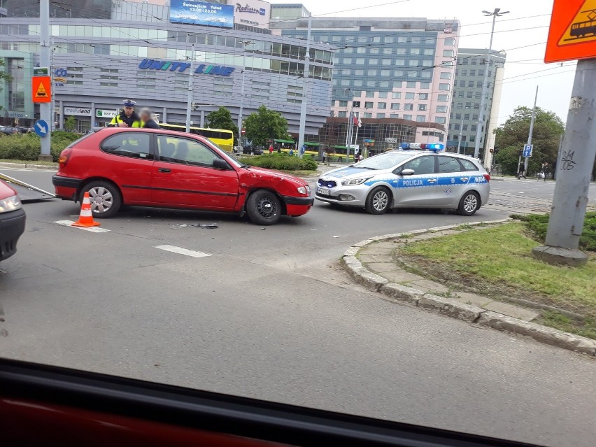 Dwa samochody zderzyły się na placu Rodła w Szczecinie