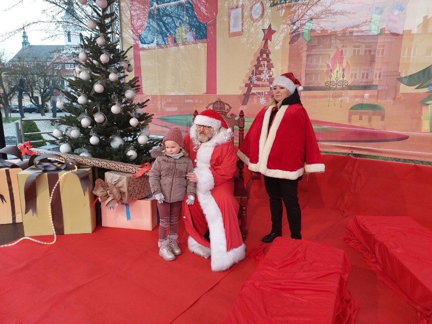 Na rynku w Ostrowcu stanął Domek Mikołaja. Jest pięknie