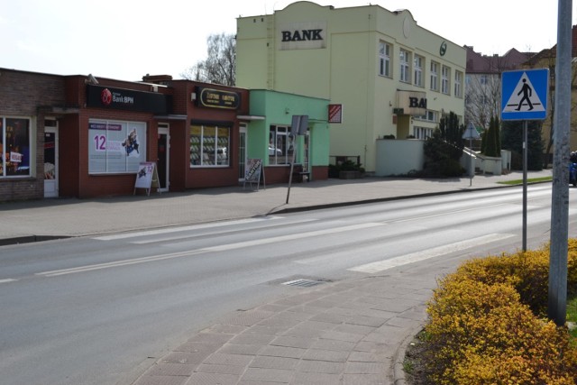 Kobieta została potrącona na przejściu dla pieszych w centrum Człuchowa. Kierowca nawet się nie zapytał, czy coś jej się stało. Szybko odjechał.