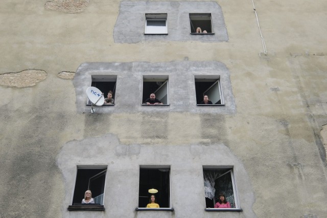 Nigdy w powojennych czasach nie było w Polsce prawa pozwalającego na istnienie okien w ścianach stojących na granicy działek. Ale okna w kamienicy w Poznaniu przy Głogowskiej 32 były od ponad 30 lat i nikomu nie przeszkadzały. Aż do teraz.
Przejdź do kolejnego zdjęcia --->