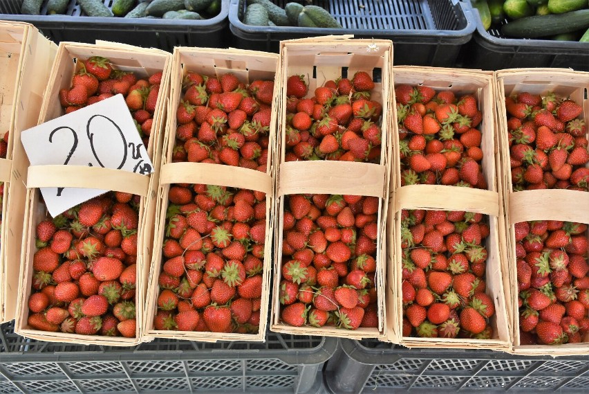 Rozpoczyna się sezon na truskawki i nowalijki. Ile kosztują na chełmskim bazarze? Zobacz ceny w naszej galerii