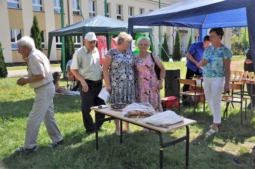 Szelków. Festyn sportowo-kulinarny. 25.08.2019. Był konkurs na najlepsze ciasto i mecz piłki nożnej