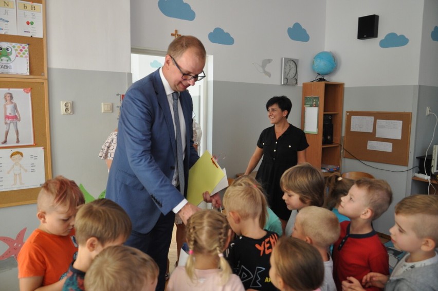Prezydent Przemyśla Wojciech Bakun odwiedził Przedszkole nr 3 i Zespół Szkół Usługowych-Hotelarskich i Gastronomicznych [ZDJĘCIA]
