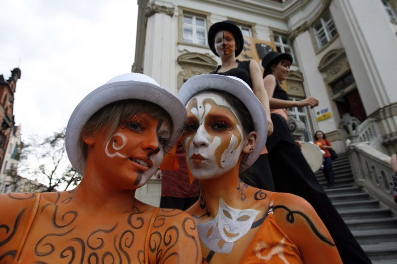Legnica: Parada festiwalu teatru Nie-Złego (ZDJĘCIA)