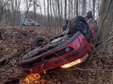 Gmina Gardeja. Kierowca renault przekroczył dozwoloną prędkość o 39 km/h. Uciekając przed policjantami dachował w przydrożnym lesie 