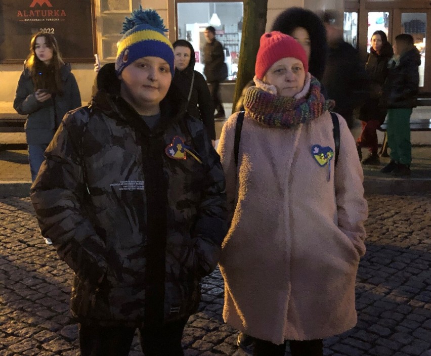 Rok wojny w Ukrainie. Mieszkańcy Leszna spotkali się pod Ratuszem