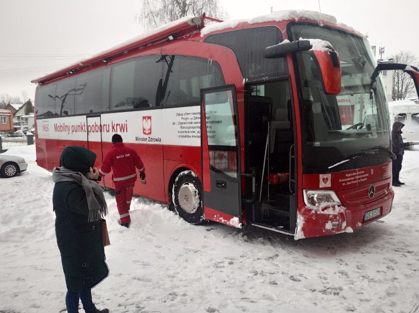 W Parchowie w przededniu święta zakochanych dzielili się miłością, krwią i nakrętkami